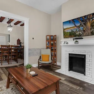  Holiday home Modern 2br Near Dt, 8min Walk To Park&conservatory United States